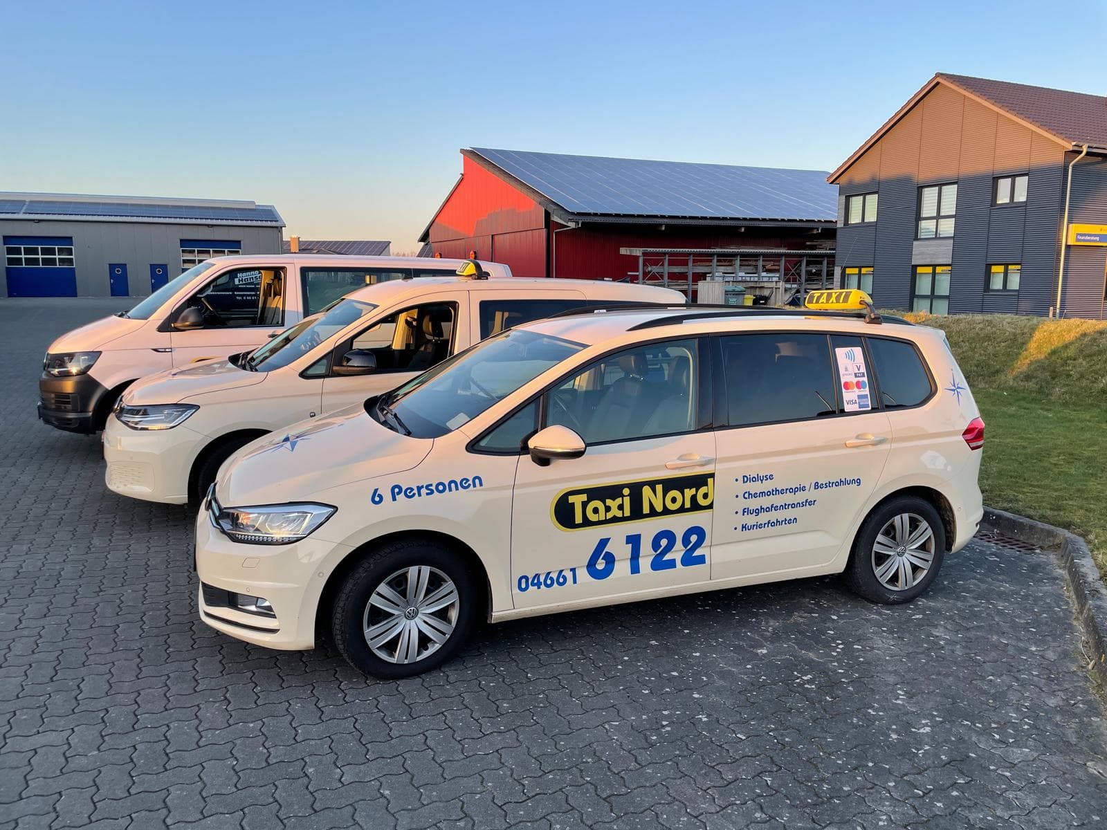 Modernes gelbes Taxi Nord Fahrzeug auf deutscher Straße in Niebüll - professioneller Taxiservice